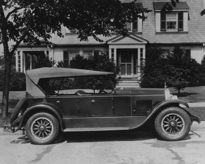 Automobile DuPont davanti alla casa, c.1919-30 da American Photographer